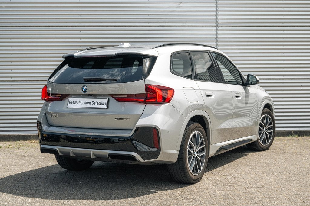 BMW iX1 eDrive20 M Sport / Trekhaak / Sportstoelen / Achteru, Auto's, BMW, Gebruikt, Met garantie (alle), 204 pk, 363 min