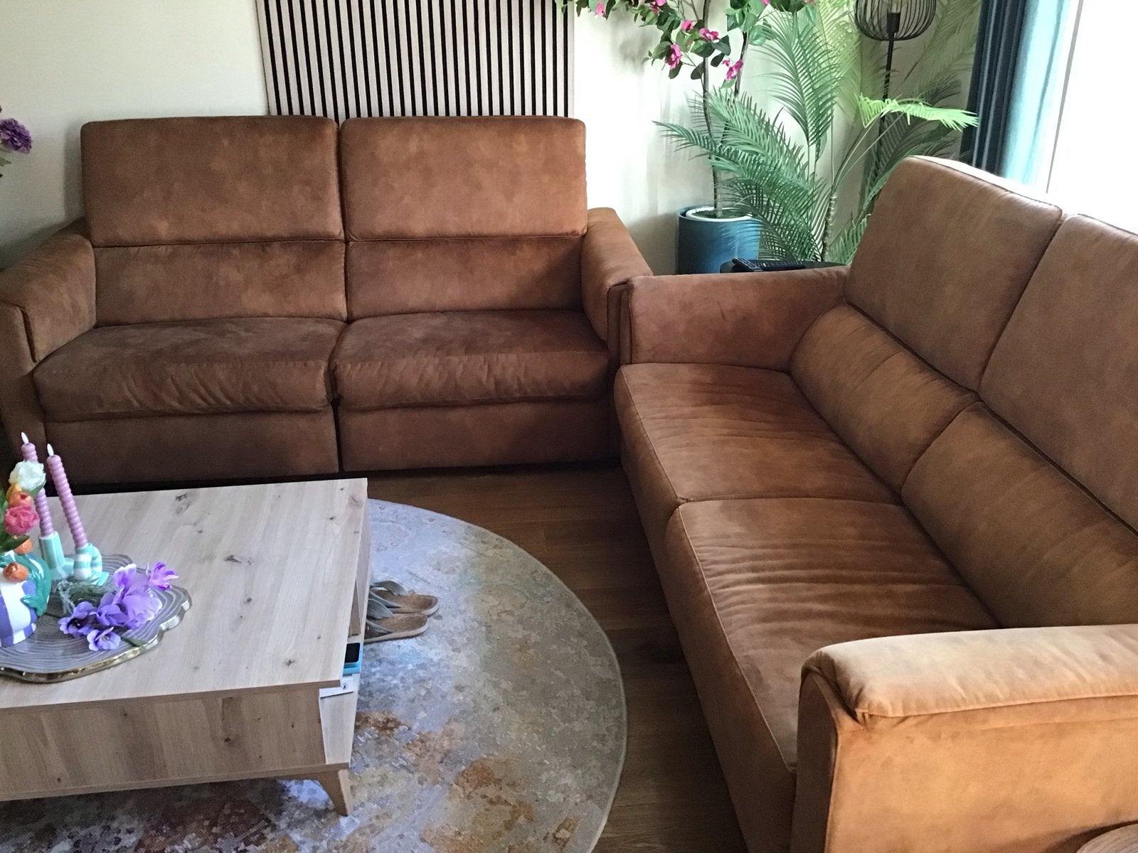 Twee z.g.a.n. 2-zitsbanken, waarvan één met relaxfunctie, Huis en Inrichting, Banken | Bankstellen, Ophalen, Tweepersoons, 75 tot 100 cm