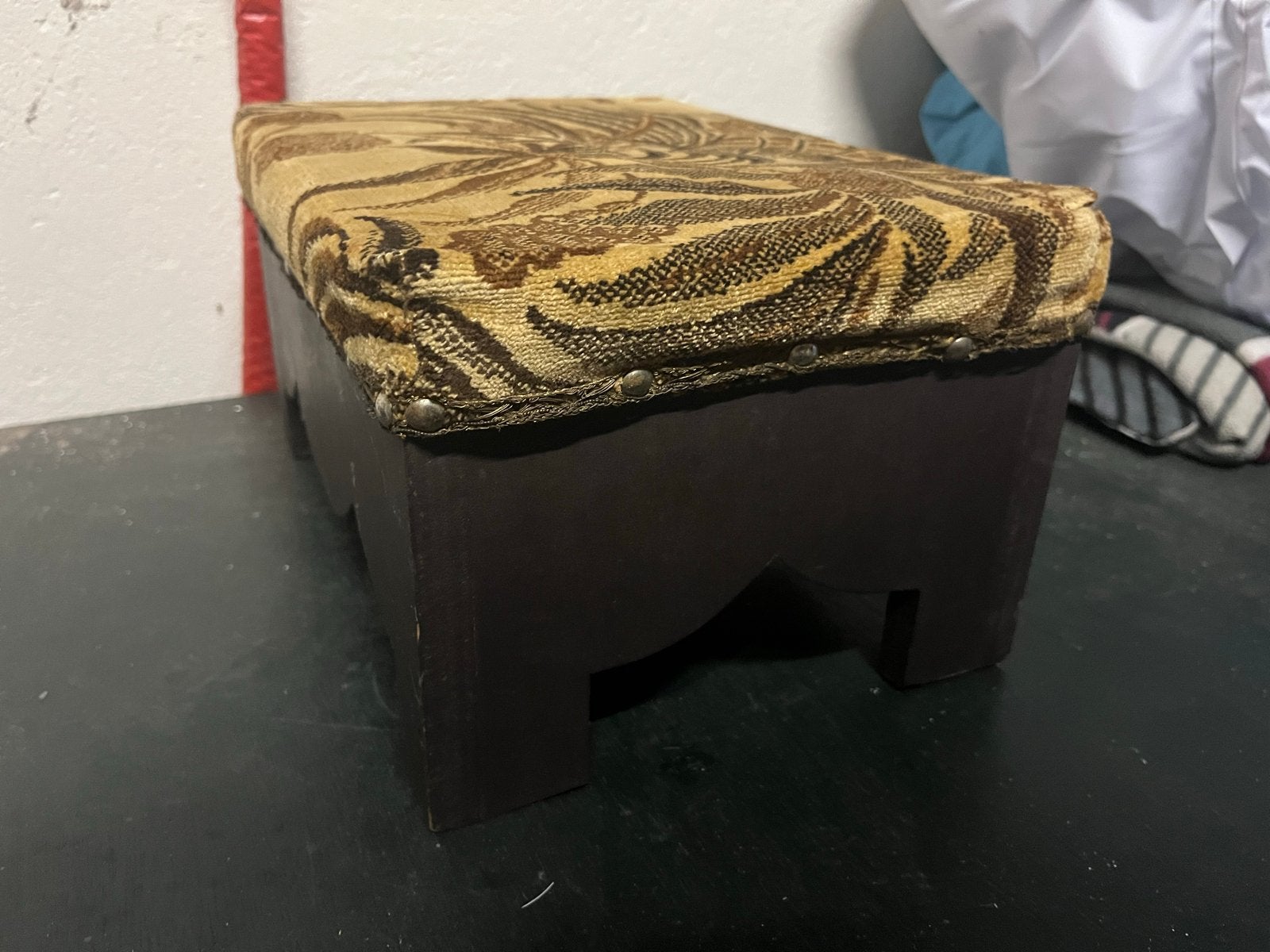 Vintage Voetenbankje / Voetenkrukje met Stoffen Bekleding, Minder dan 50 cm, Gebruikt, Ophalen of Verzenden, Rechthoekig