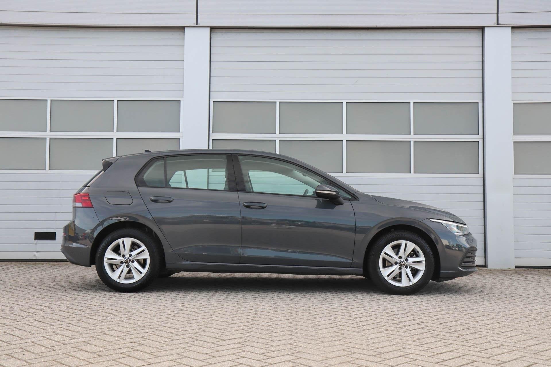 Volkswagen Golf 1.0 TSI 110pk Life | Navigatie | App Connect, Voorwielaandrijving, 12 maanden, Stof, Gebruikt