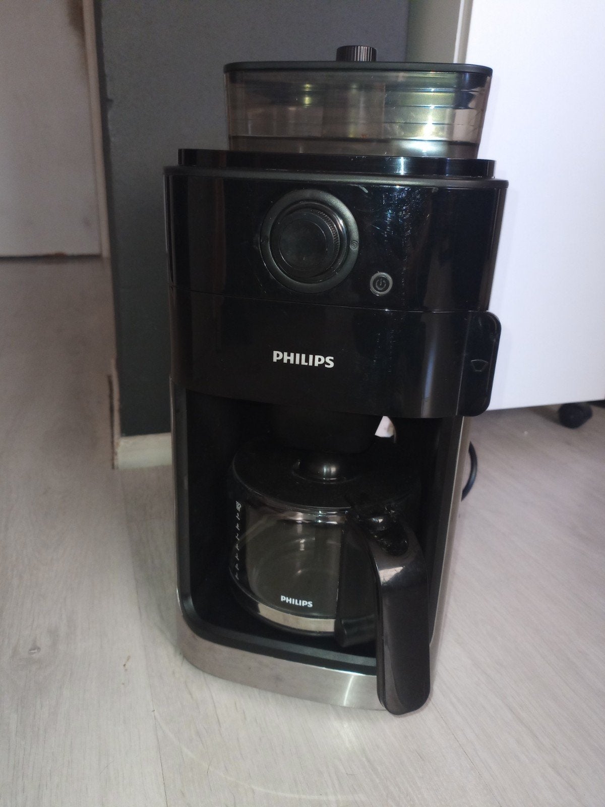 Philips HD7767 Grind & Brew Koffiezetapparaat, Witgoed en Apparatuur, Gebruikt, 10 kopjes of meer, Koffiemachine, Koffiebonen