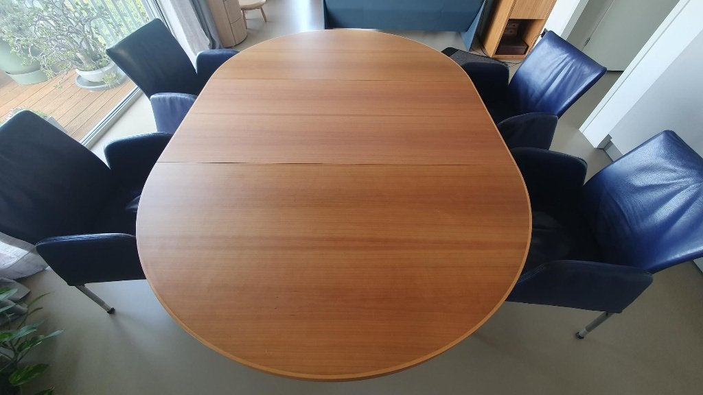 Foto 3 van Uitschuifbare ronde eettafel, kersenhout fineer.