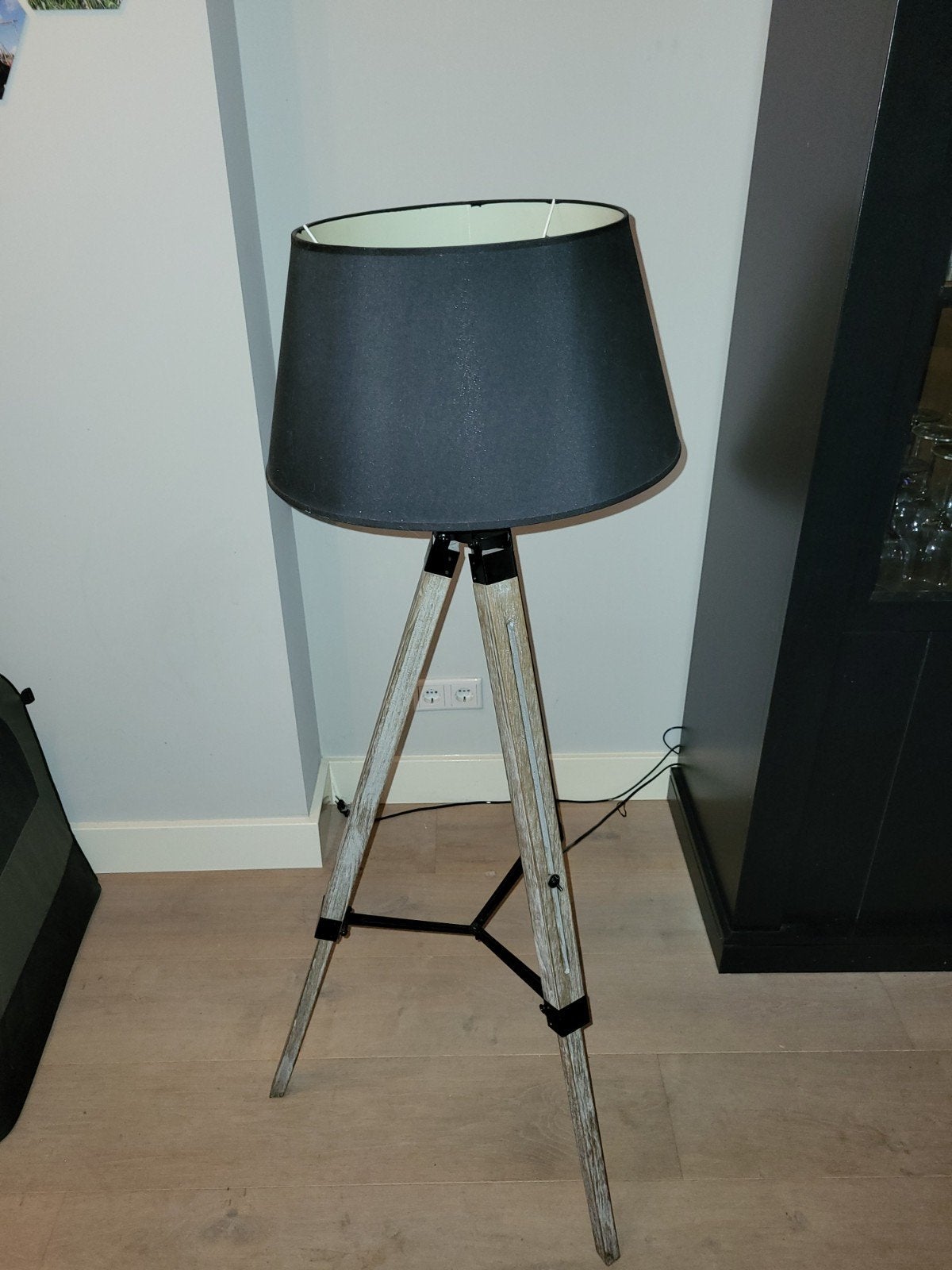 Stijlvolle vloerlamp met driepoot en zwarte kap, Huis en Inrichting, Ophalen, Zo goed als nieuw, Hout, 100 tot 150 cm