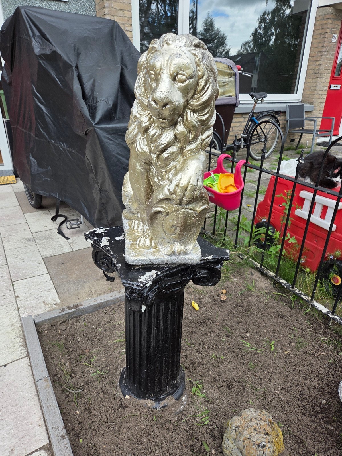 Gouden leeuw beeld op sokkel voor tuin of oprit, Tuin en Terras, Ophalen, Gebruikt, Beton, Dierenbeeld