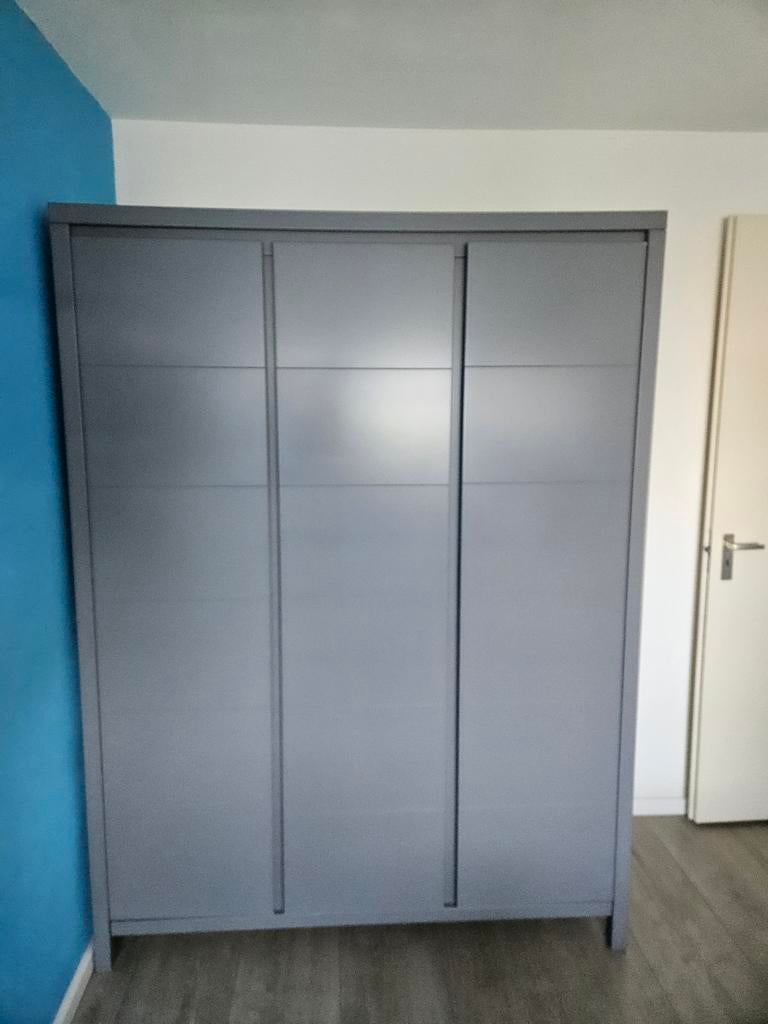 Praktische en stevige kledingkast, Ophalen, Met deur(en), Gebruikt, 100 tot 150 cm