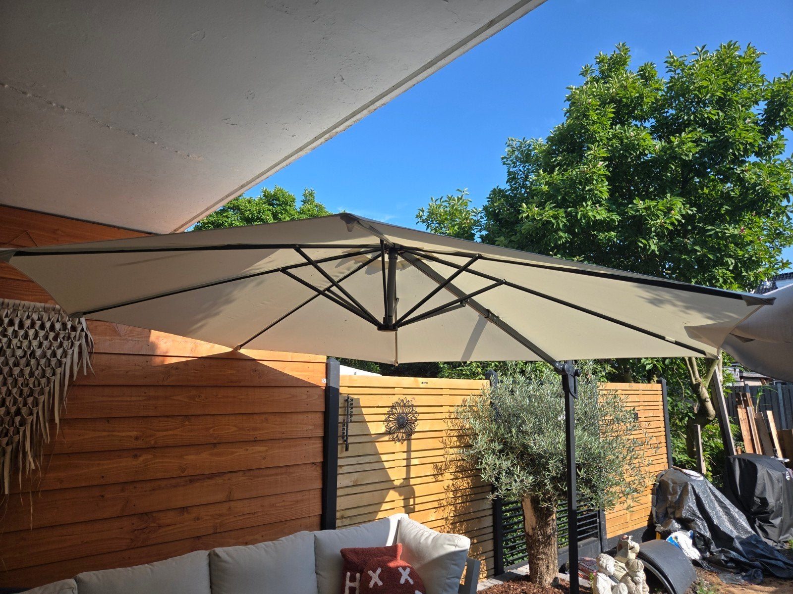 Grote gebroken wit zweefparasol met vulbare voet, Tuin en Terras, Parasols, Ophalen, Zweefparasol