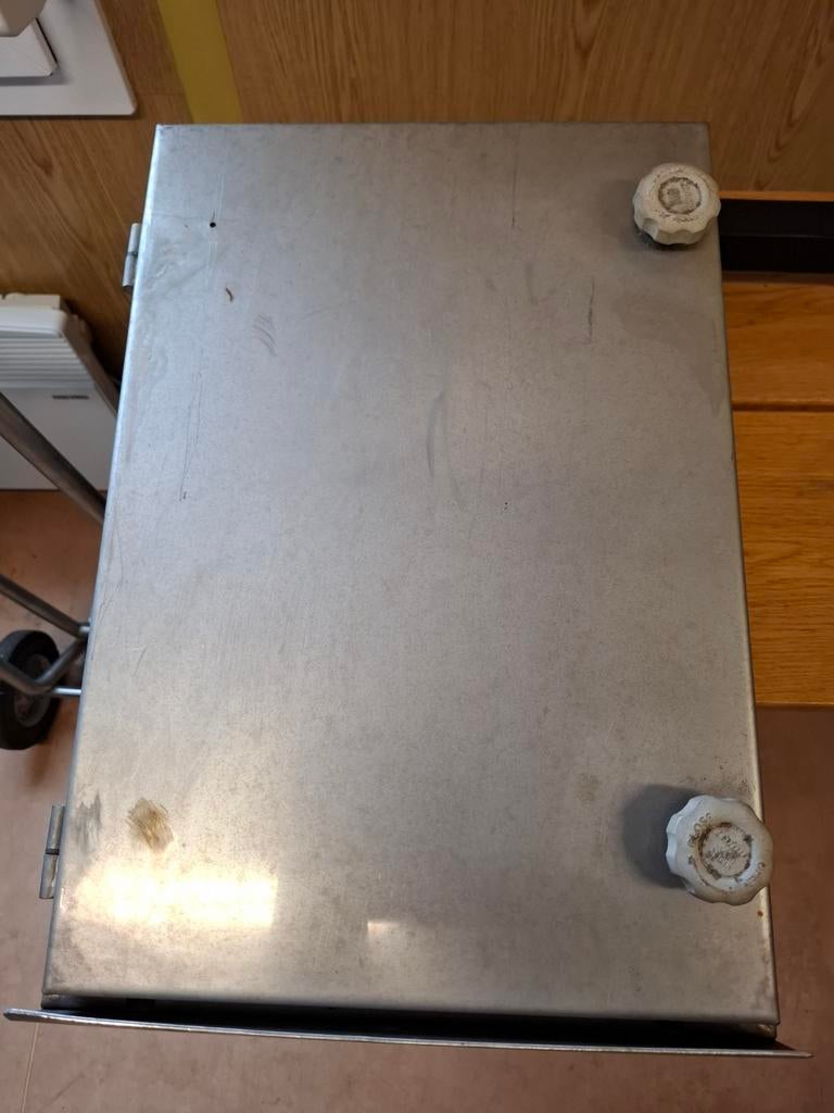 Rvs  kast, Ophalen, Stopcontact