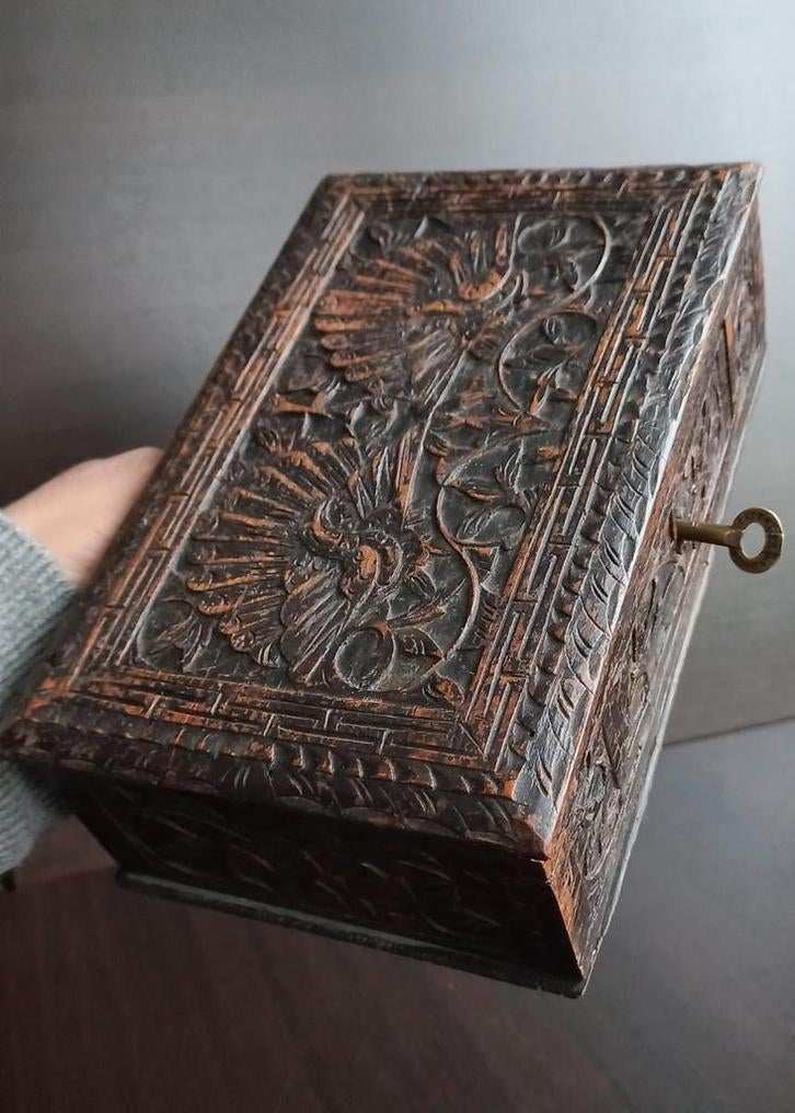 Antieke Houten Sierkist – Handgesneden, met brons Sleutel, Ophalen of Verzenden