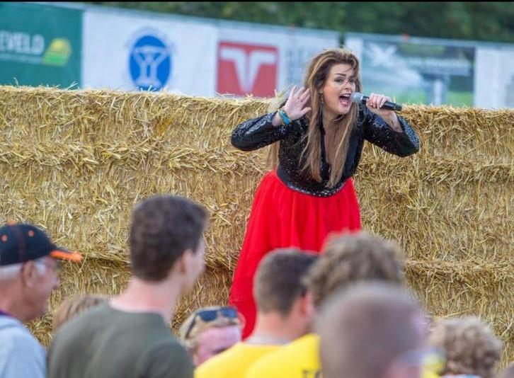 Geef je feest een boost met zangeres Esther Algra!, Solo-artiest