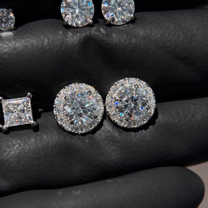 Moissanite Stud Earrings., Ophalen of Verzenden, Zo goed als nieuw, Goud, Zilver