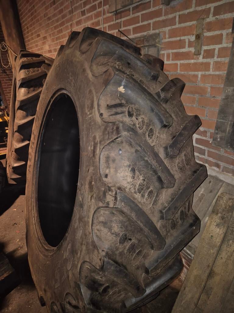 2x BKT 520/85R42 Tractorbanden, Ophalen