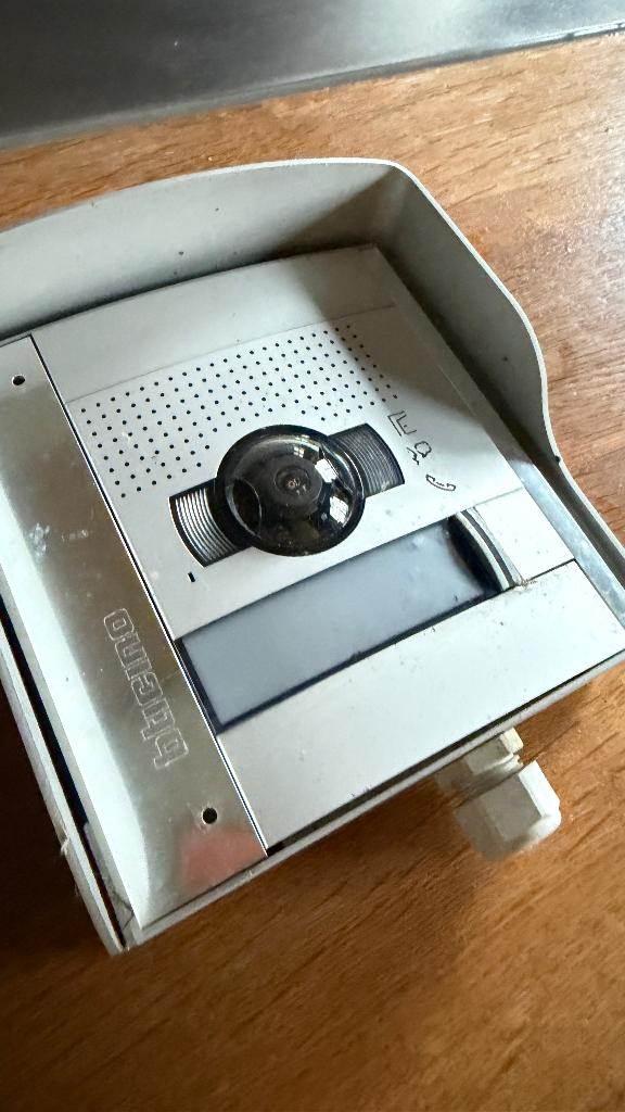 Bticino video deurintercom / buitenpost met camera, Verzenden, Ingebouwde camera, Gebruikt, Bedraad