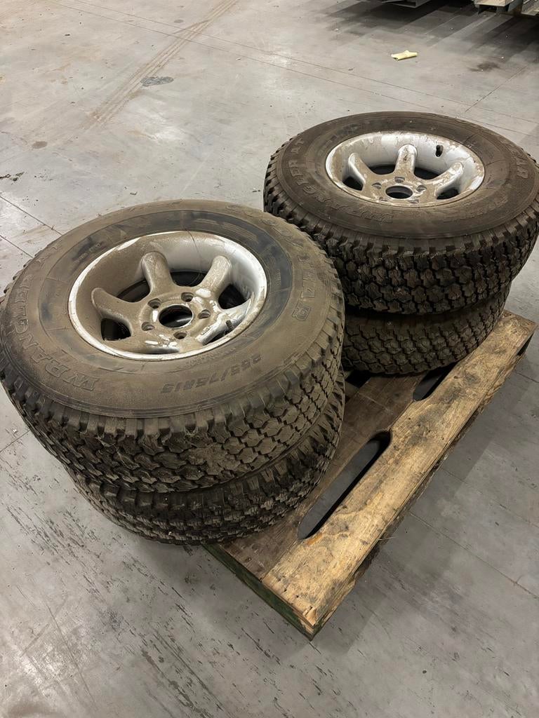 Mooie set Goodyear Wrangler AT 255/75R15 + velgen, Ophalen, 255 mm, Zomerbanden