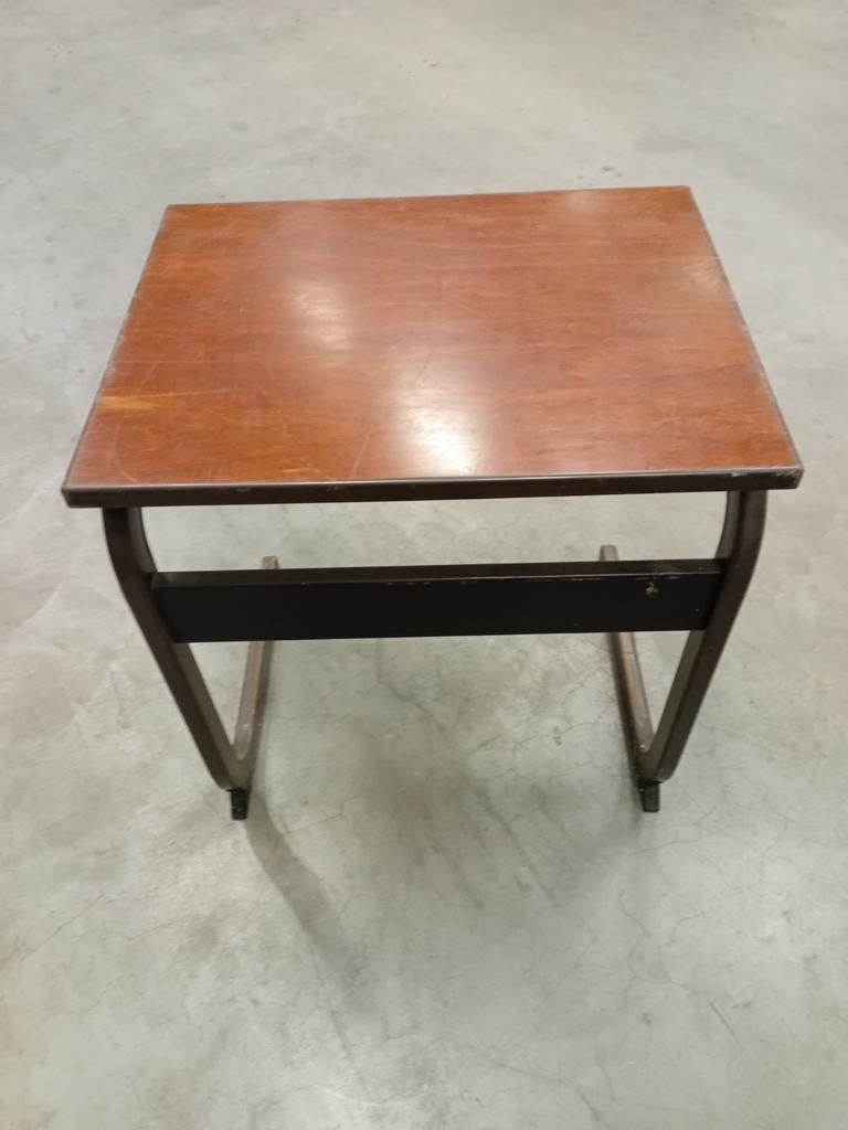 Schoolbank , bruin bovenblad en zwart stalen voet, Ophalen of Verzenden, Gebruikt, Rechthoekig, Minder dan 55 cm