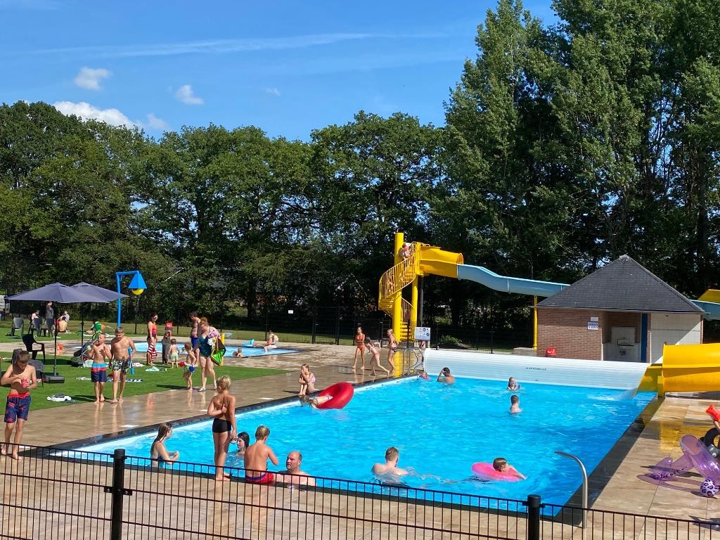 Camping met zwembad en binnenspeeltuin in Drenthe, nederland, Wasmachine, In bos, Dorp