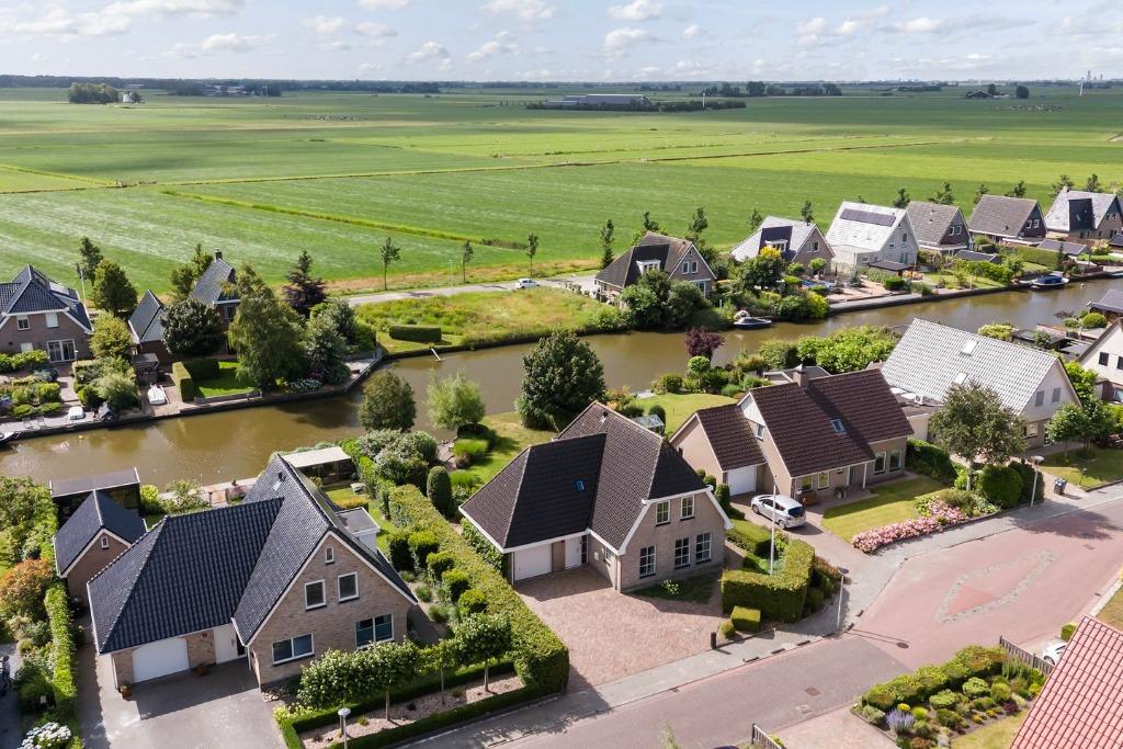 Ruime vrijstaande woning  aan open vaarwater Friesland, Huizen en Kamers, Huizen te koop, 500 tot 1000 m², Vrijstaande woning