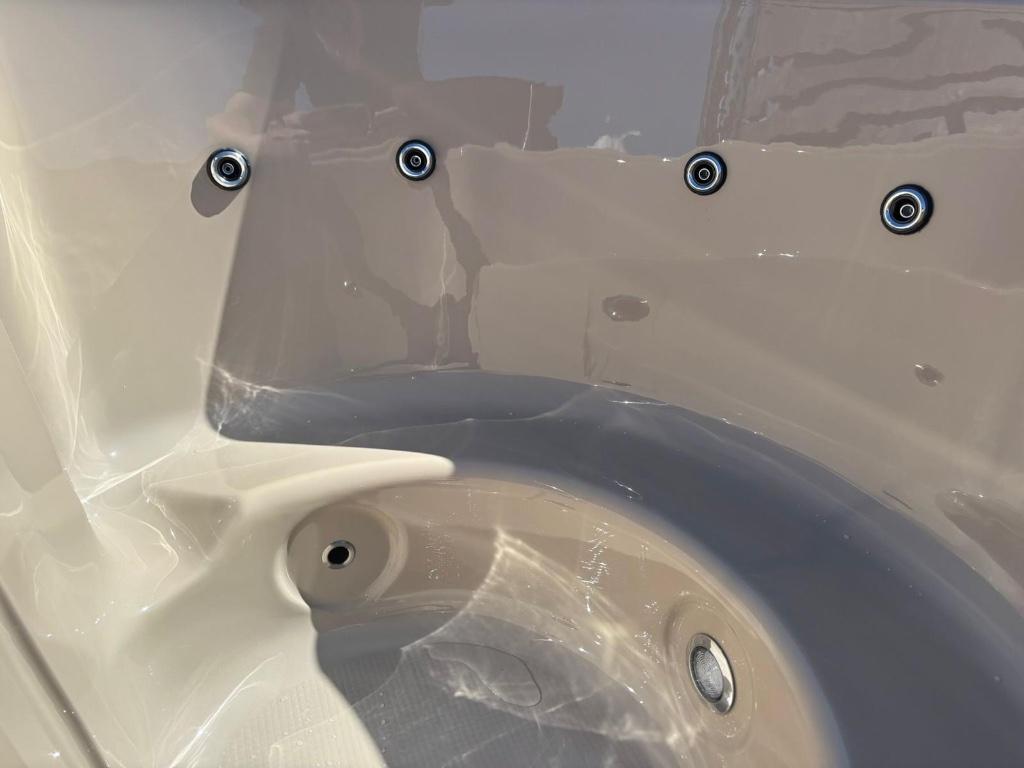 Massage Hottub I Verlichting I Demo-korting I 2025 opruiming, Ophalen, 8431 NA, Buurstede 17, Zo goed als nieuw, Vast