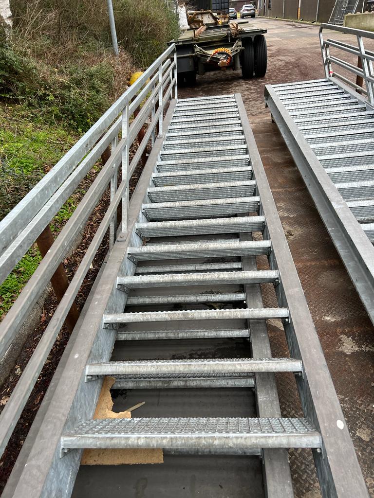 te koop rechte trap 4stuks  4.20 meter hoog metaal, Ophalen of Verzenden, Trap