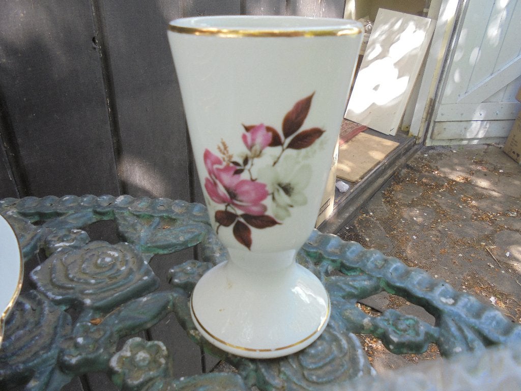 Beker / Vaasje LIMOGES met grote roze en witte rozen, Antiek en Kunst, Antiek | Servies los, Ophalen of Verzenden