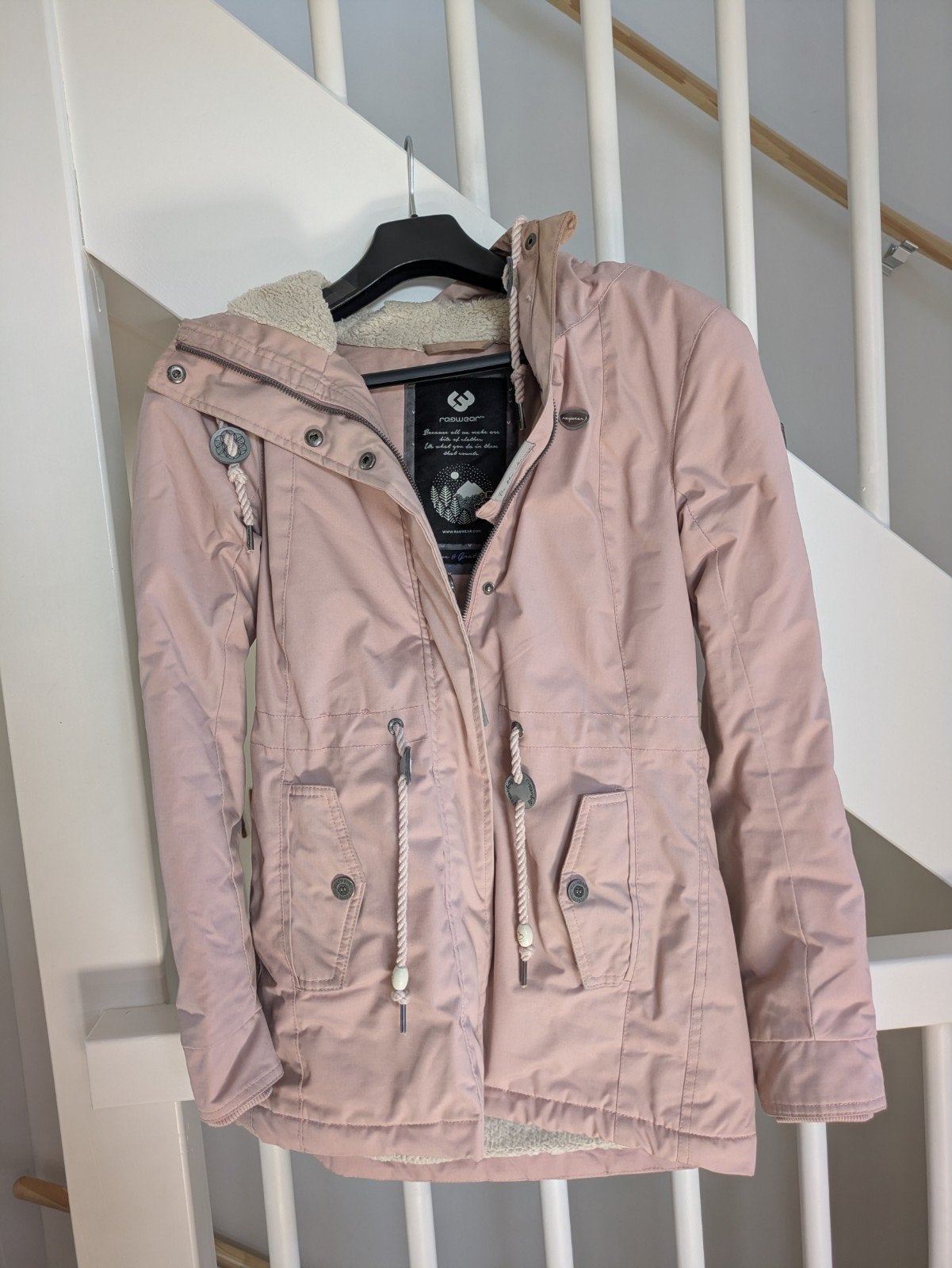 Nagenoeg nieuwe lichtroze winterjas van Ragwear maat XS, Ophalen of Verzenden, Zo goed als nieuw, Roze, Maat 34 (XS) of kleiner