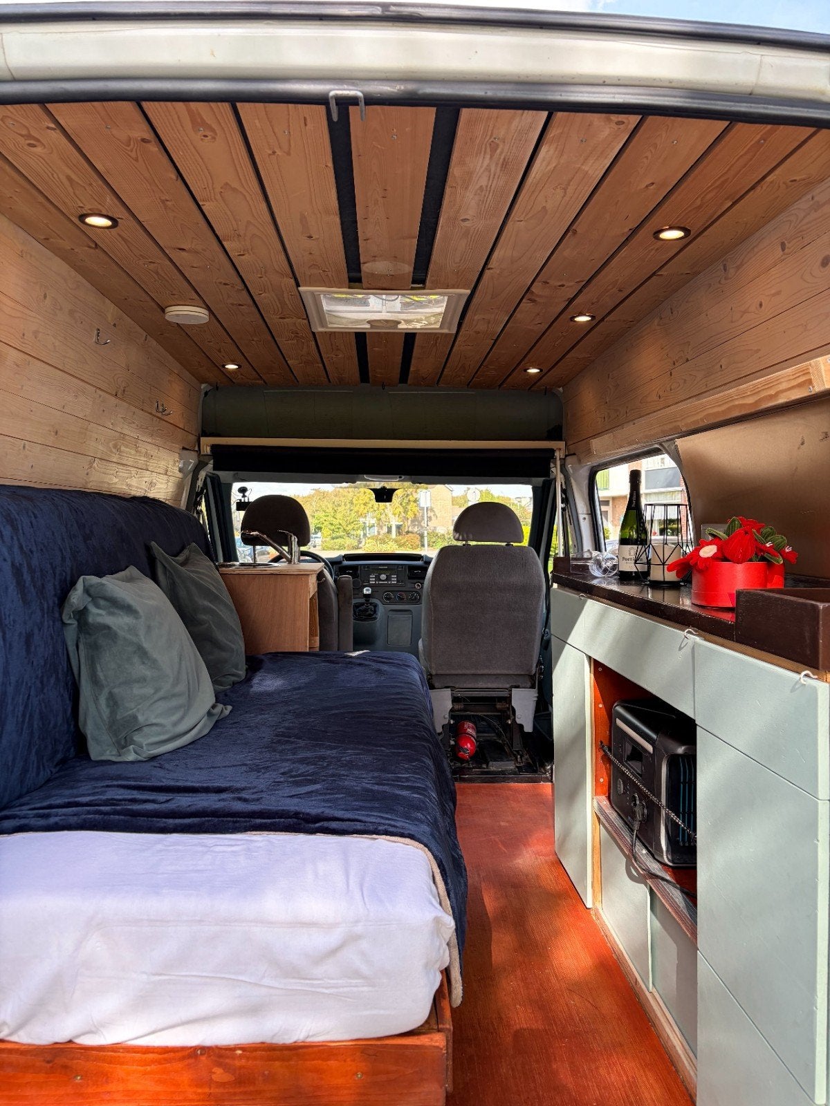 Foto 9 van Ford Transit 2-persoons camper | Zonnepanelen & luifel