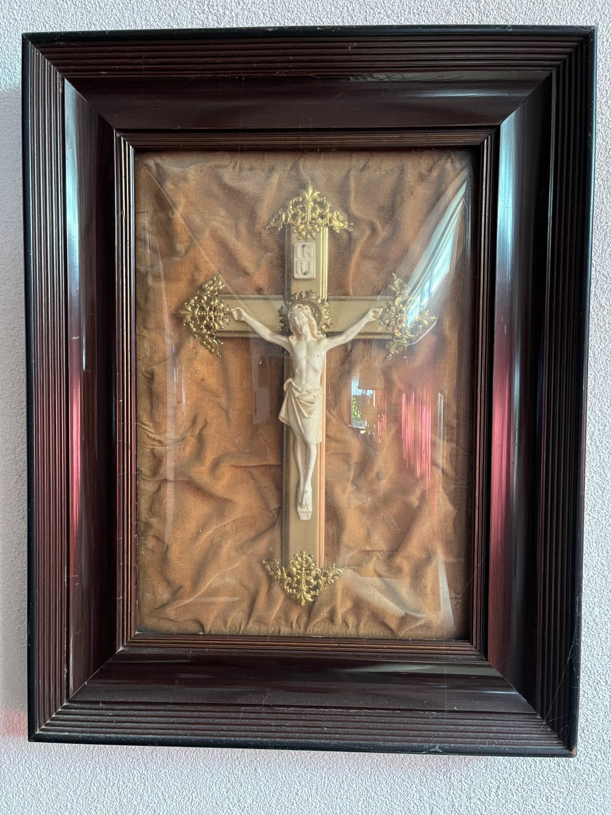 Antiek kruisbeeld in mooie zwarte lijst achter bol glas, Antiek en Kunst, Antiek | Religie, Ophalen of Verzenden