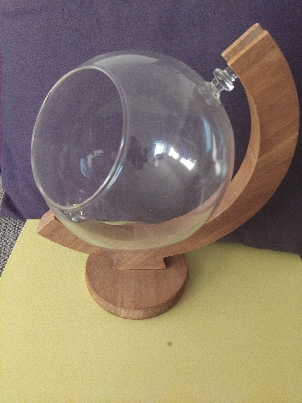 Glazen bol op houten standaard - Decoratief item, Ophalen of Verzenden