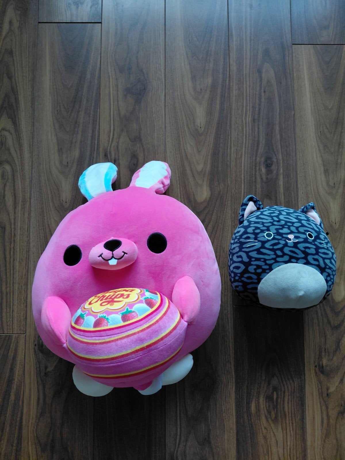 Squishmallows: Roze Konijn met Chupa Chups & Zwarte Kat, Overige karakters, Konijn, Ophalen of Verzenden, Zo goed als nieuw