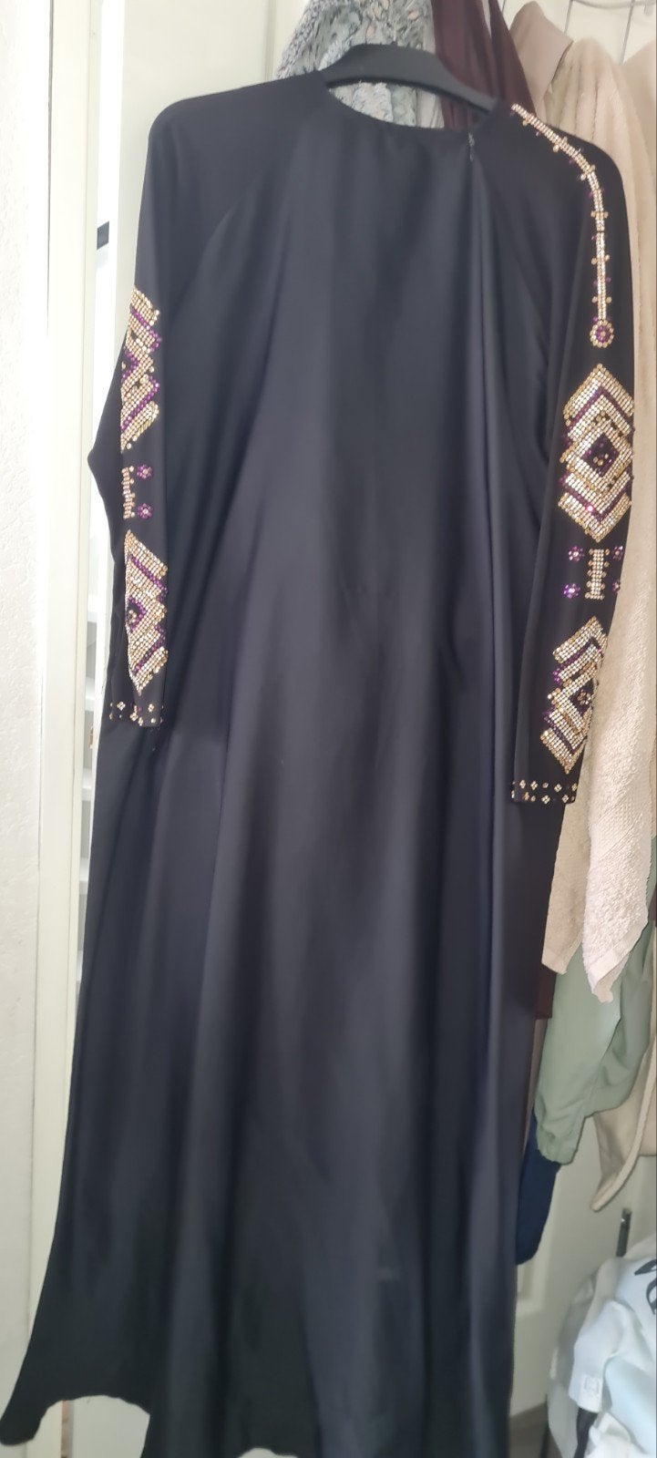 Zwarte Abaya met geborduurde mouwen, Kleding | Dames, Maat 38/40 (M), Zwart, Ophalen of Verzenden, Onder de knie