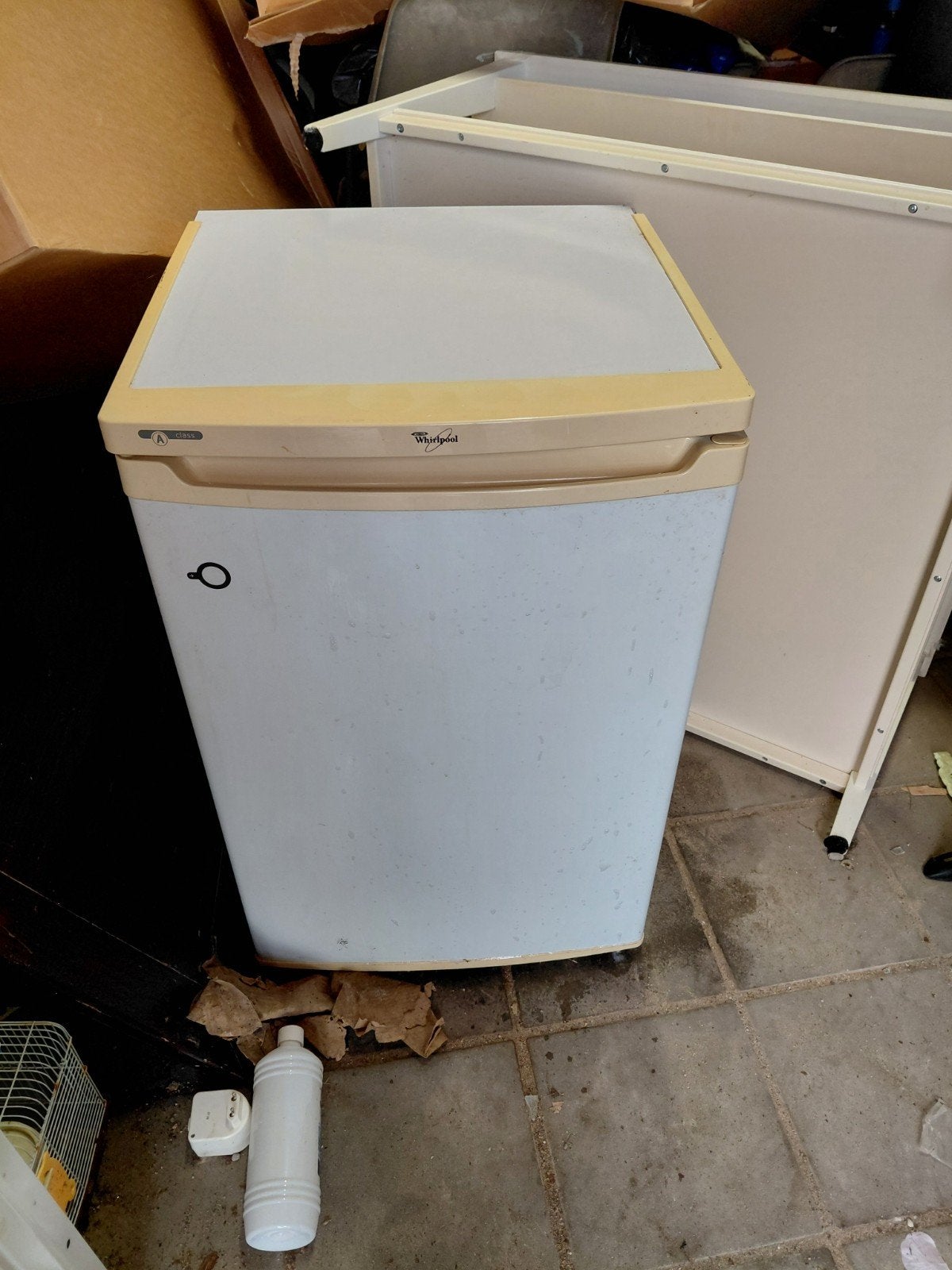Oud ijzer: Whirlpool koelkast (defect), Ophalen, Zonder vriesvak, Minder dan 75 liter, Niet werkend