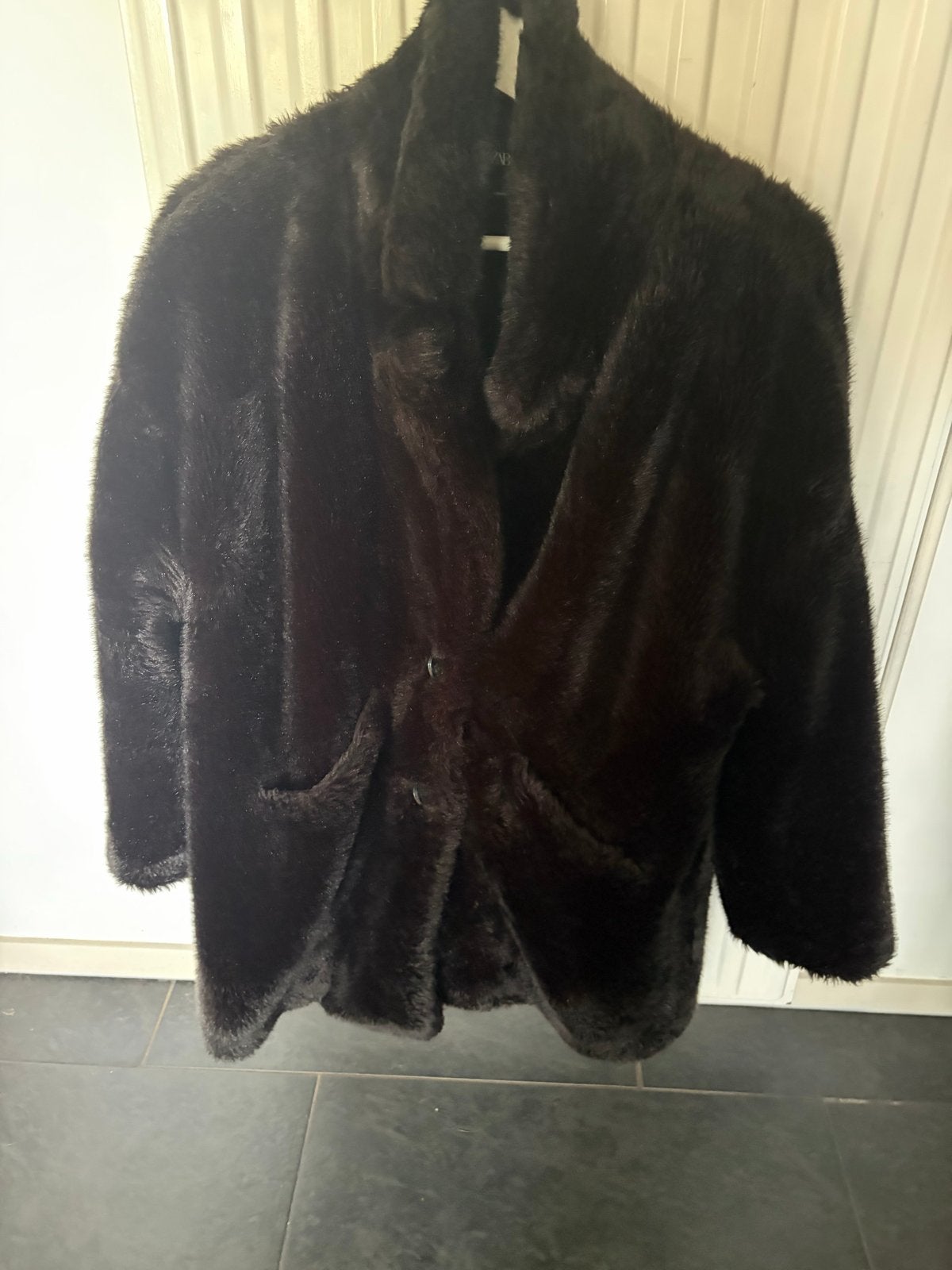Zwarte faux fur jas van Zara, maat M, Ophalen of Verzenden, Zo goed als nieuw, Maat 38/40 (M), Zwart