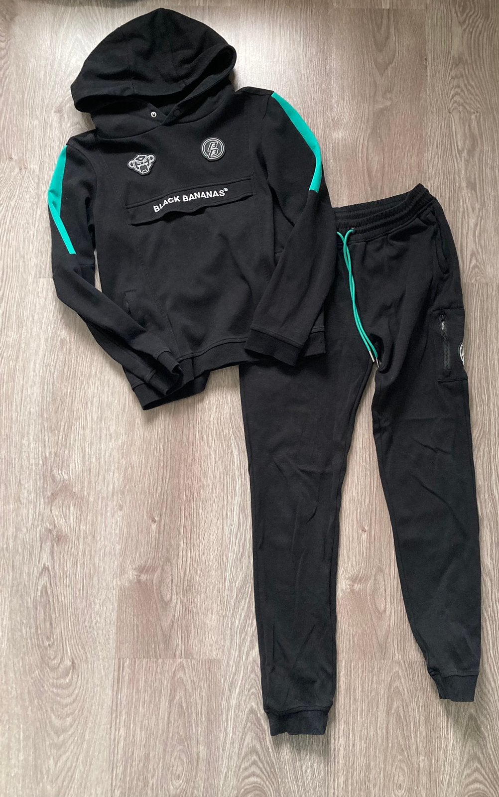 Black Bananas Trainingspak Zwart/Groen Maat 176, Ophalen of Verzenden, Zo goed als nieuw, Jongen, Sport- of Zwemkleding