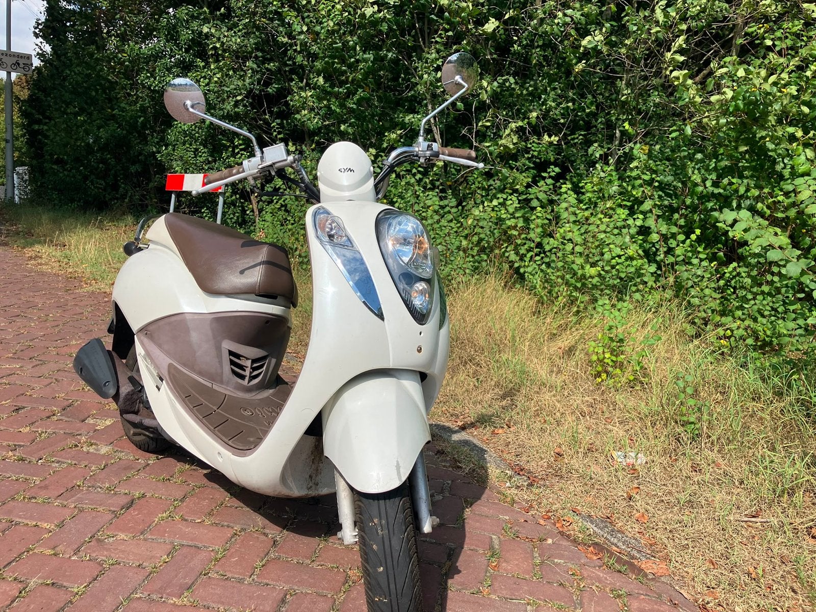 Sym Mio bromscooter wit, Fietsen en Brommers, Scooters | SYM, Gebruikt, Maximaal 45 km/u, Benzine, 50 cc