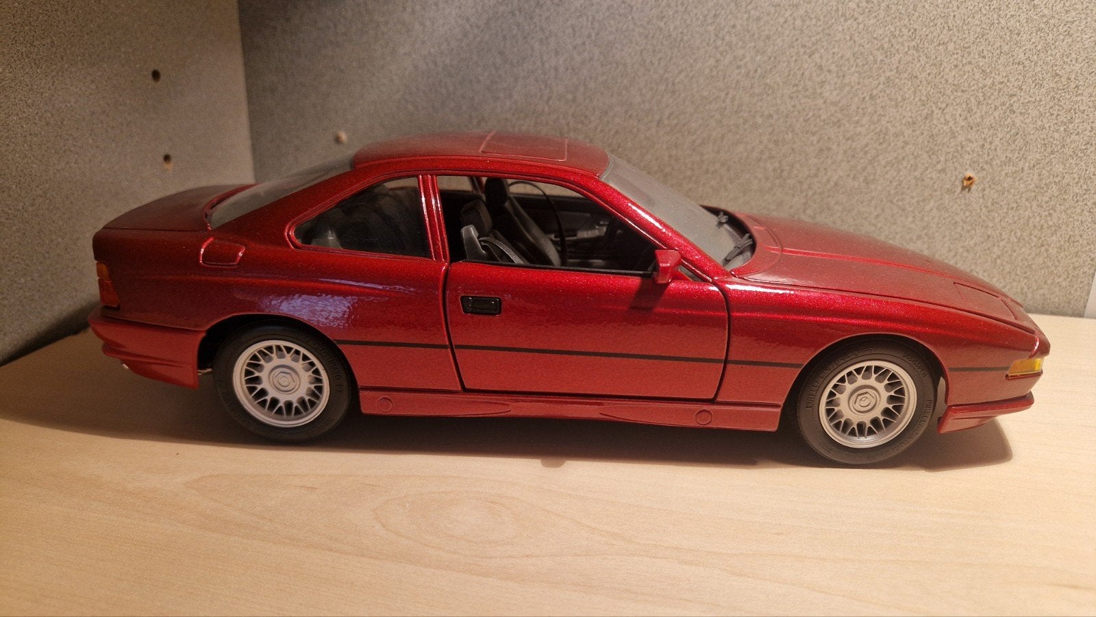 Maisto BMW 850i Diecast Model - Rood, Hobby en Vrije tijd, Modelauto's | 1:18, Ophalen of Verzenden