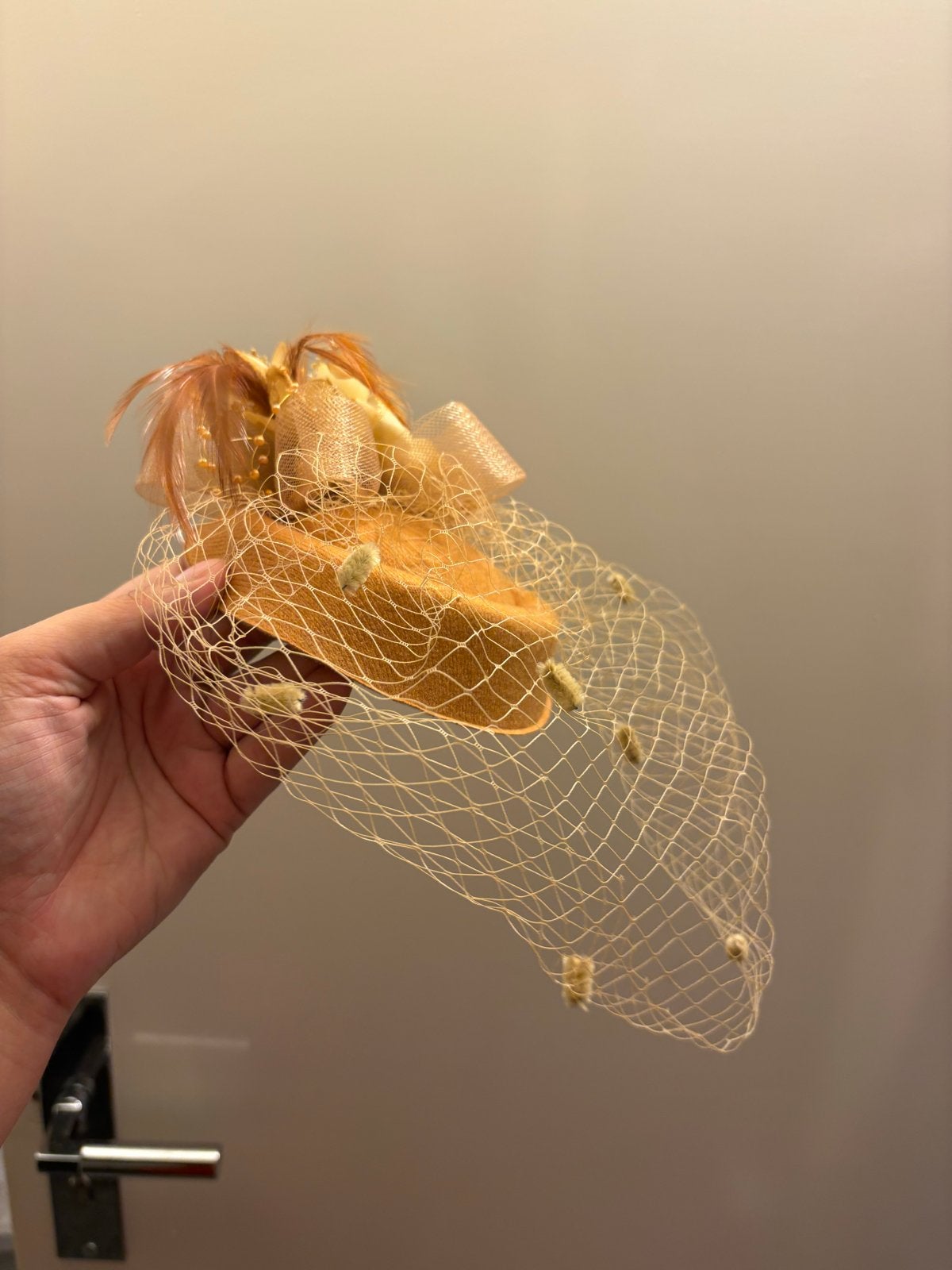Chique oranje fascinator met sluier en veren, Ophalen of Verzenden, Zo goed als nieuw, One size fits all, Hoed