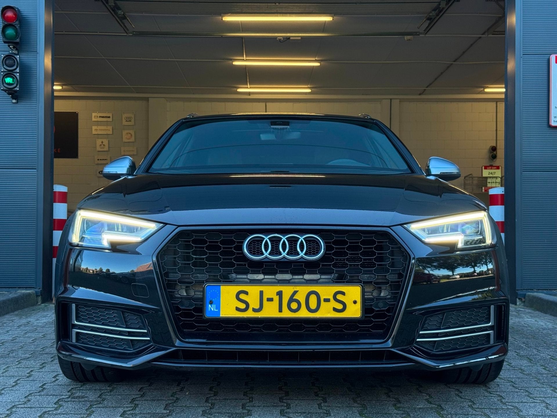 Audi A4 Avant S-LINE / NAP ! / PANO / CRUISE / CLIMATE / FLI, Auto's, Gebruikt, 4 cilinders, Zwart, Origineel Nederlands