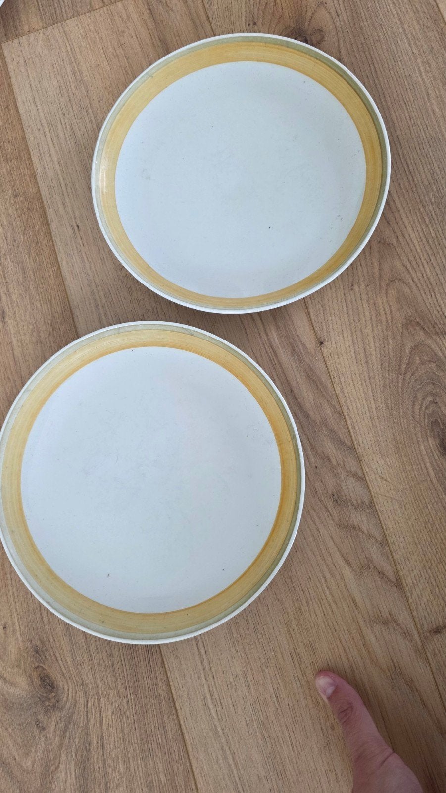 Twee Vintage Borden met Gele Rand - Gebruikt, Ophalen