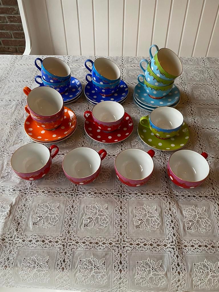 Oilily servies 11x kop en schotel en 4x kop zonder schotel, Ophalen