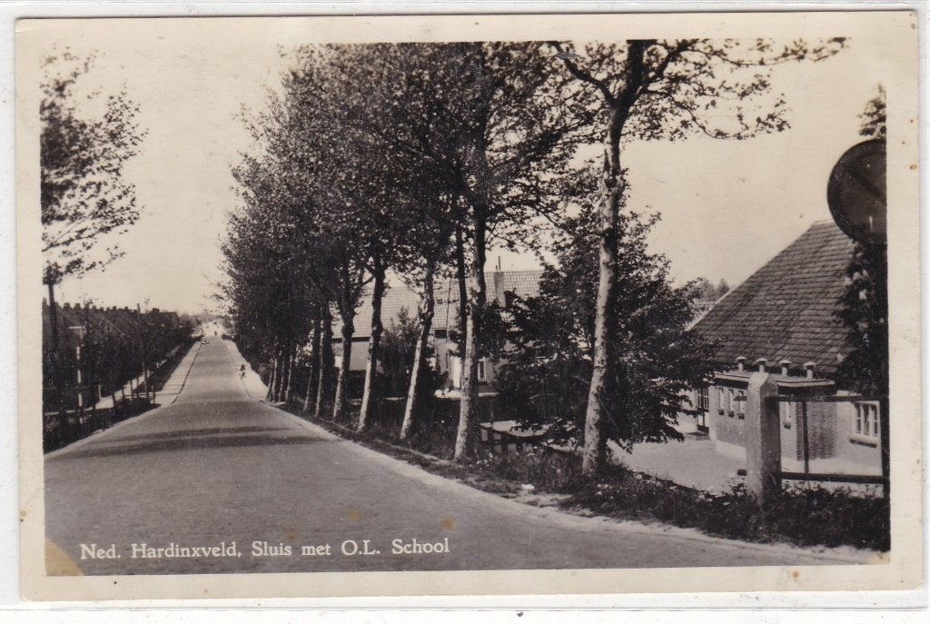 Ned. Hardinxveld-Sluis met O.L. School circa 1955, Ophalen of Verzenden, 1940 tot 1960, Ongelopen, Zuid-Holland