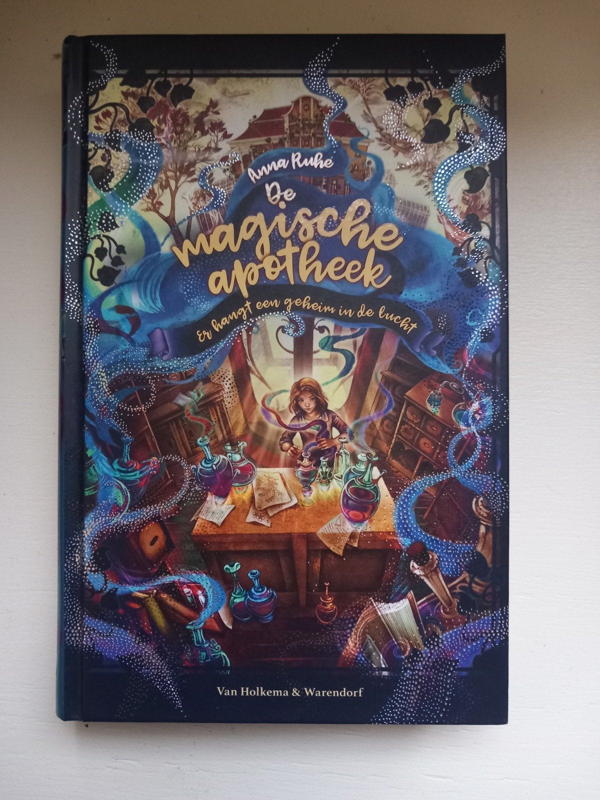 De Magische Apotheek - Er hangt een geheim in de lucht, Boeken, Ophalen of Verzenden, Zo goed als nieuw, Anna Ruhe, Nederland