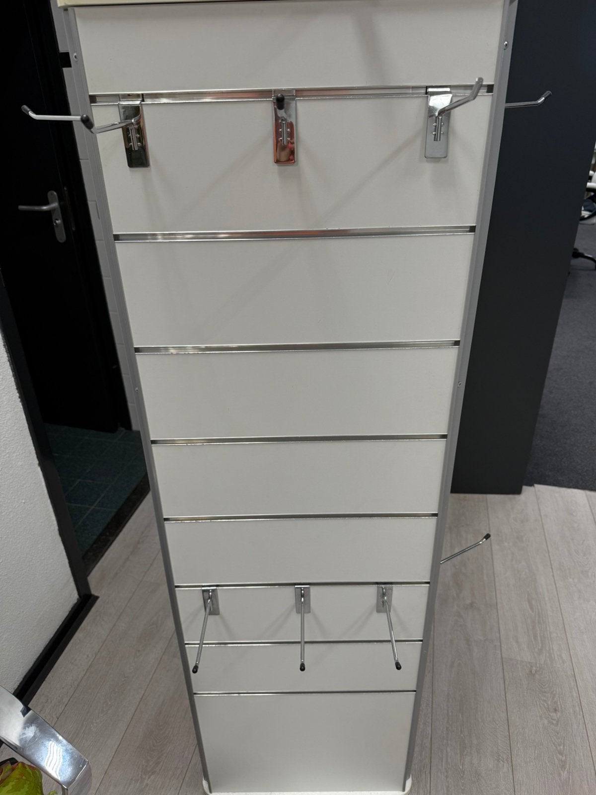 slatwall kast presenteer kast met haken, Ophalen, Gebruikt, 100 tot 150 cm, 50 tot 100 cm