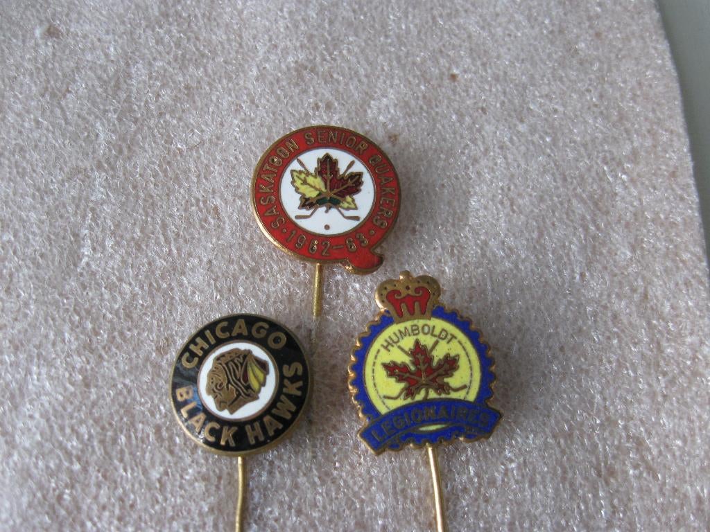 3 Mooie oude geëmailleerde ijshockey spelden, Verzamelen, Speldjes, Pins en Buttons, Verzenden, Gebruikt, Overige onderwerpen
