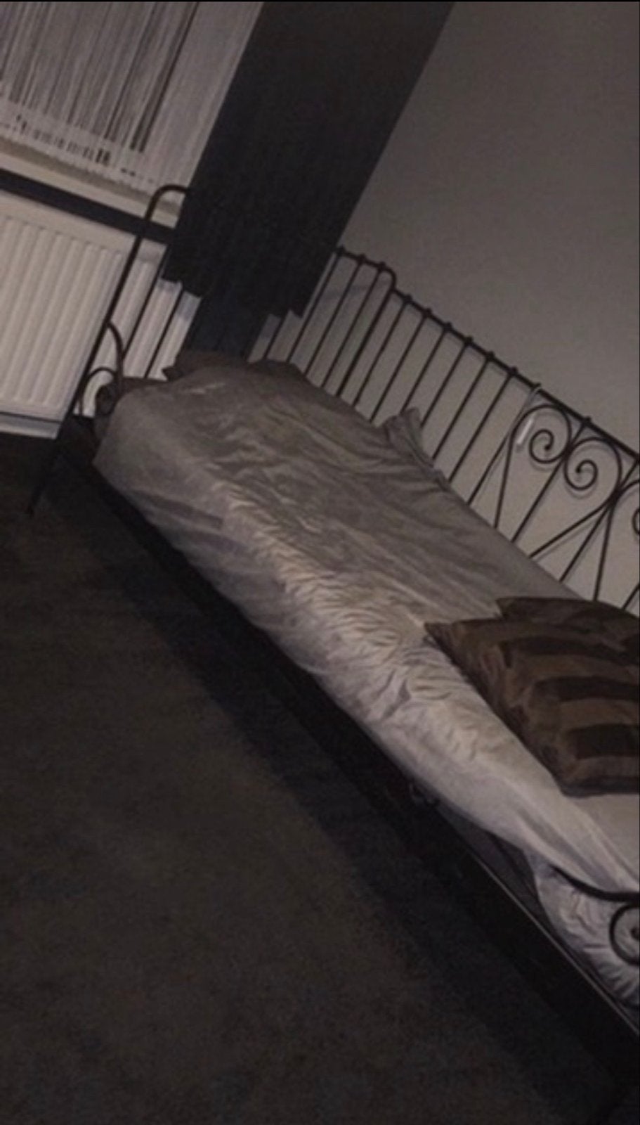 Eenpersoons bedframe met lattenbodem - Zwart metaal IKEA, Huis en Inrichting, Ophalen, Gebruikt, 90 cm, Eenpersoons