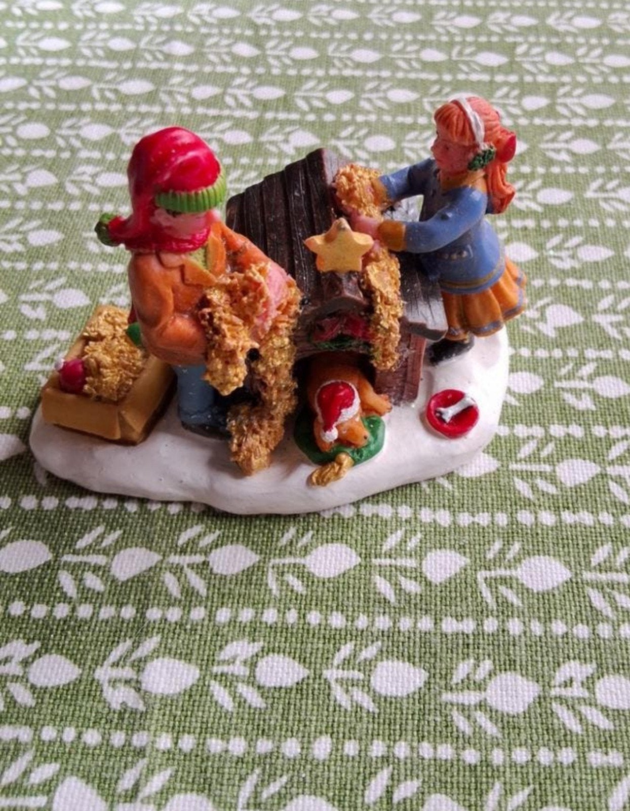LEMAX 'Het hondenhok versieren' (52150) - Kerstbeeldje, Ophalen of Verzenden