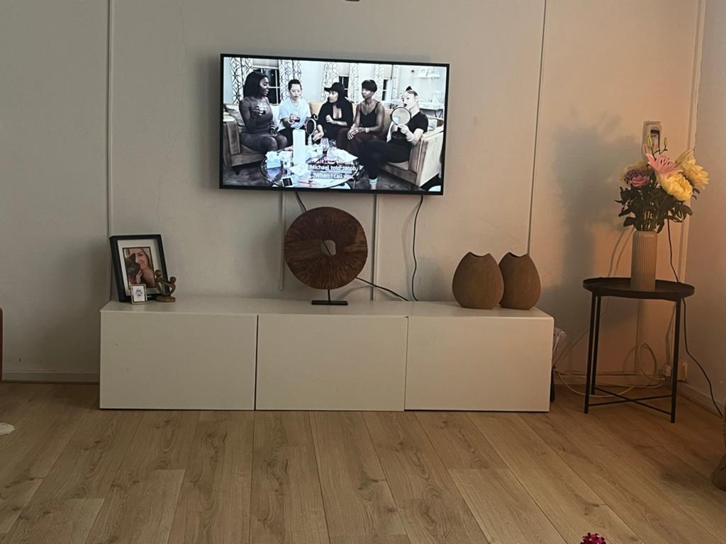 IKEA Besta TV meubel wit met ophangbeugels (180x42x38cm), Ophalen, 150 tot 200 cm, Zo goed als nieuw, Minder dan 100 cm