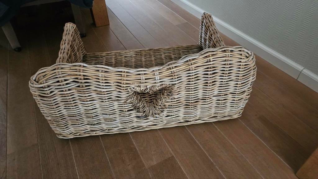 Rotan hondenmand., Ophalen, Zo goed als nieuw, Riet