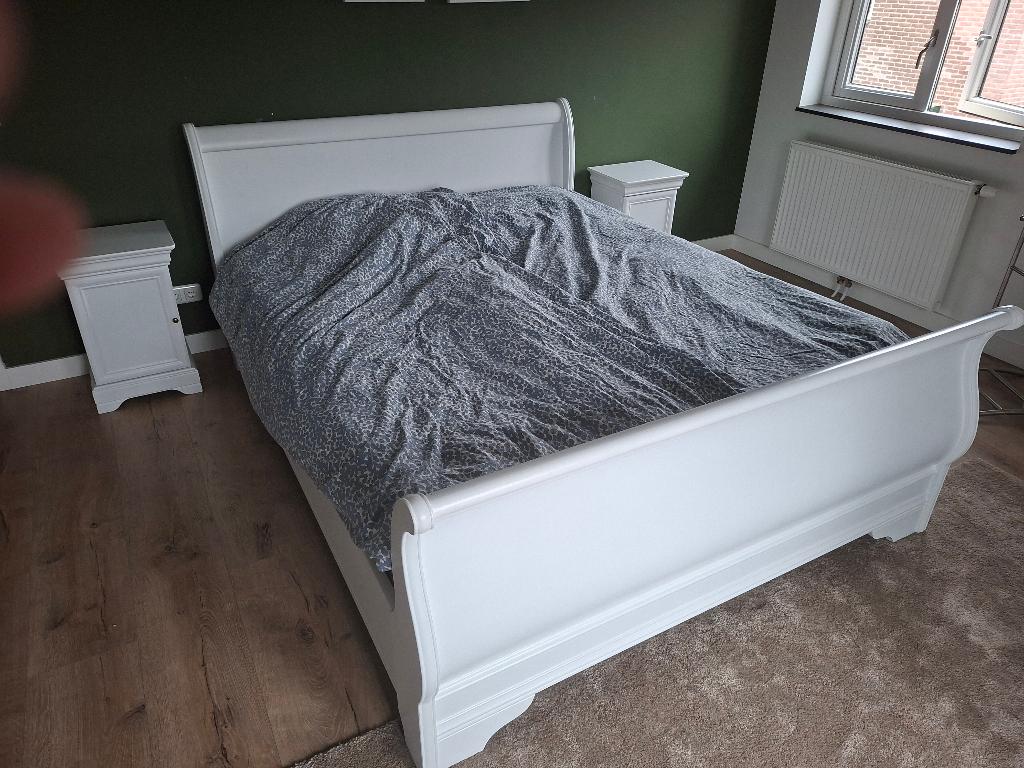 Bed 160cm met nachtkastjes en ladekast, Ophalen, Gebruikt, Wit, Tweepersoons