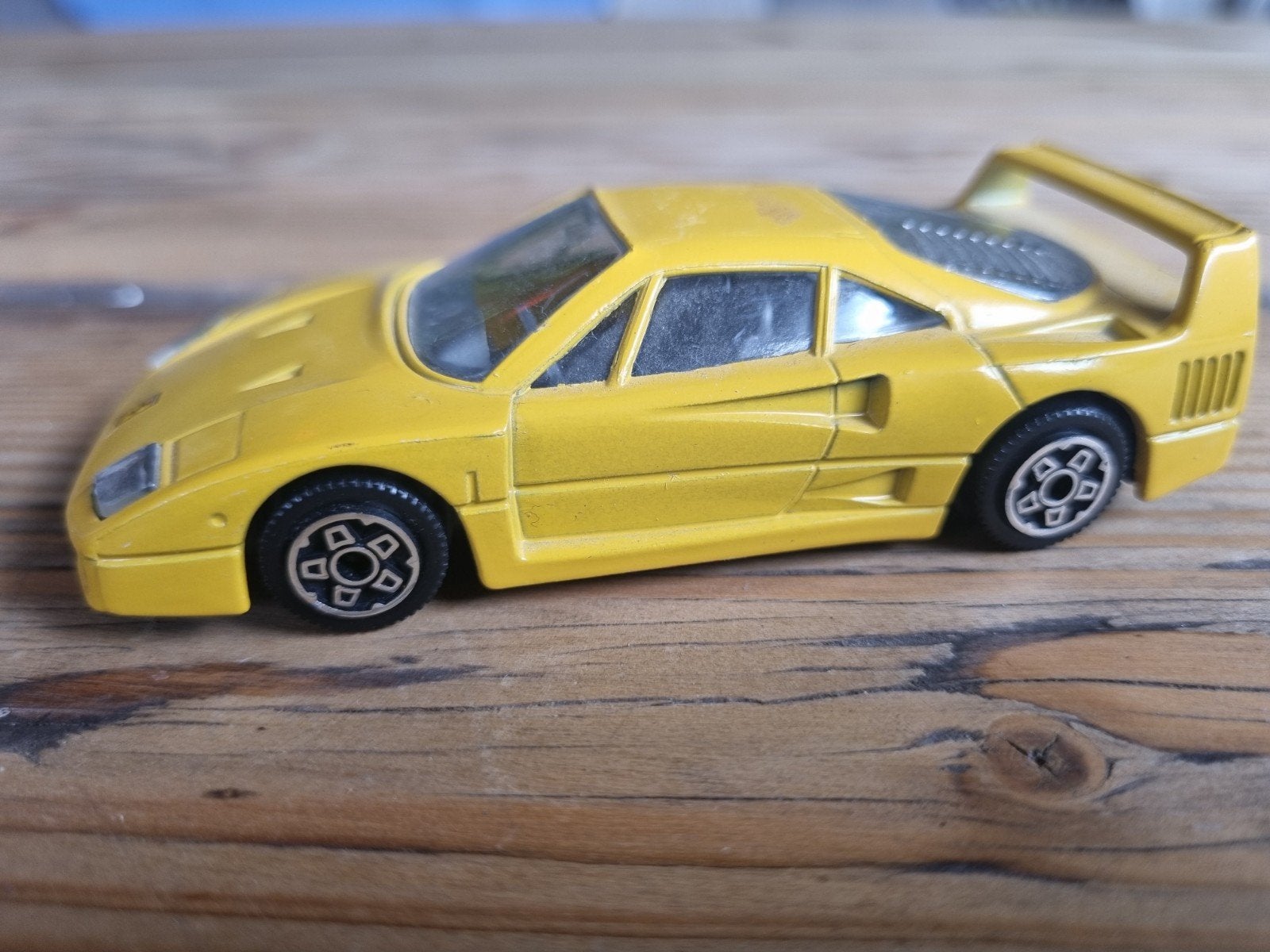 Burago Ferrari F40 Schaalmodel 1/43 Geel, Hobby en Vrije tijd, Modelauto's | 1:43, Ophalen of Verzenden, Gebruikt, Auto, Overige merken