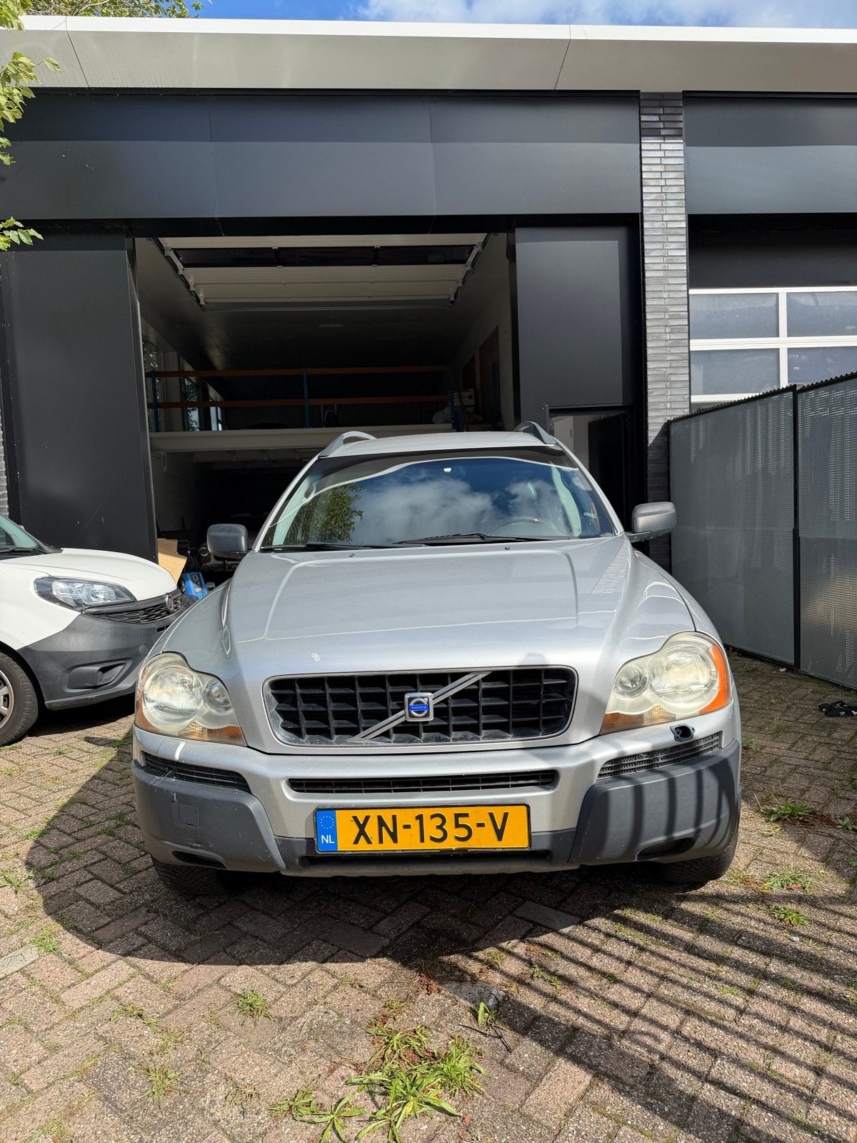 Volvo XC90 2.5 T Geartronic 2002 Grijs 7 persoons, Zwart, 7 stoelen, 2521 cc, Leder