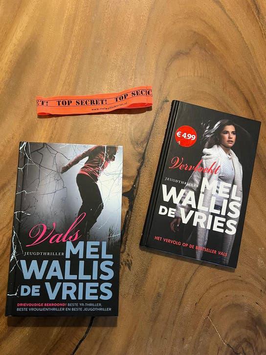 Mel Wallis de Vries - Vals & Vervloekt (Jeugdthriller), Boeken, Ophalen, Zo goed als nieuw, Fictie